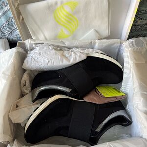 Sneex NEW Comfortable Sneakers Heels + Socks